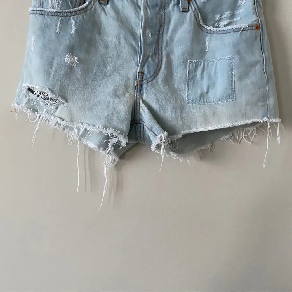 LEVI’S Light Wash Distressed Patch Pocket Shorts - Picture 6 of 9